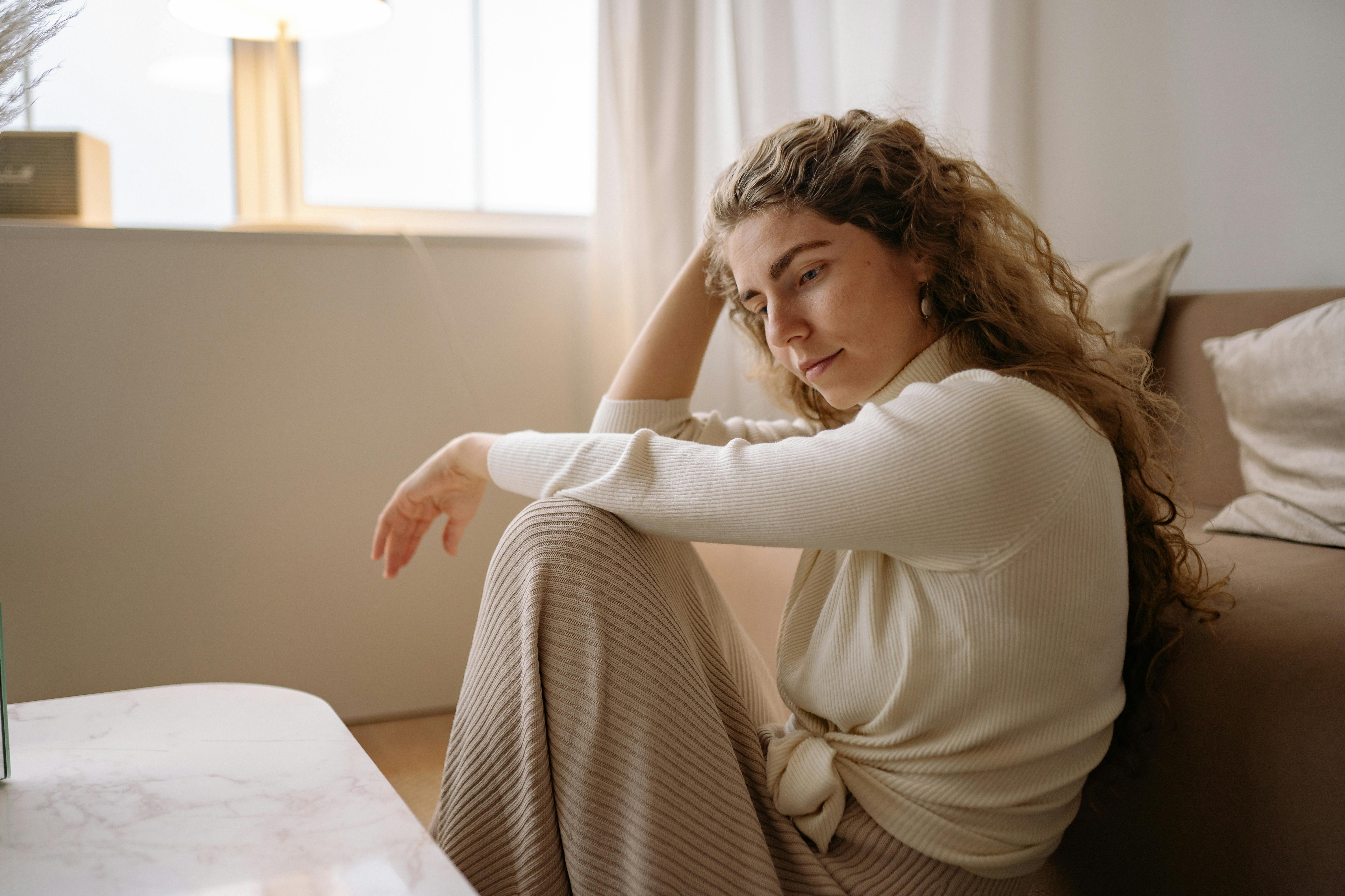 Technik montujący antenę odbiorczą na budynku