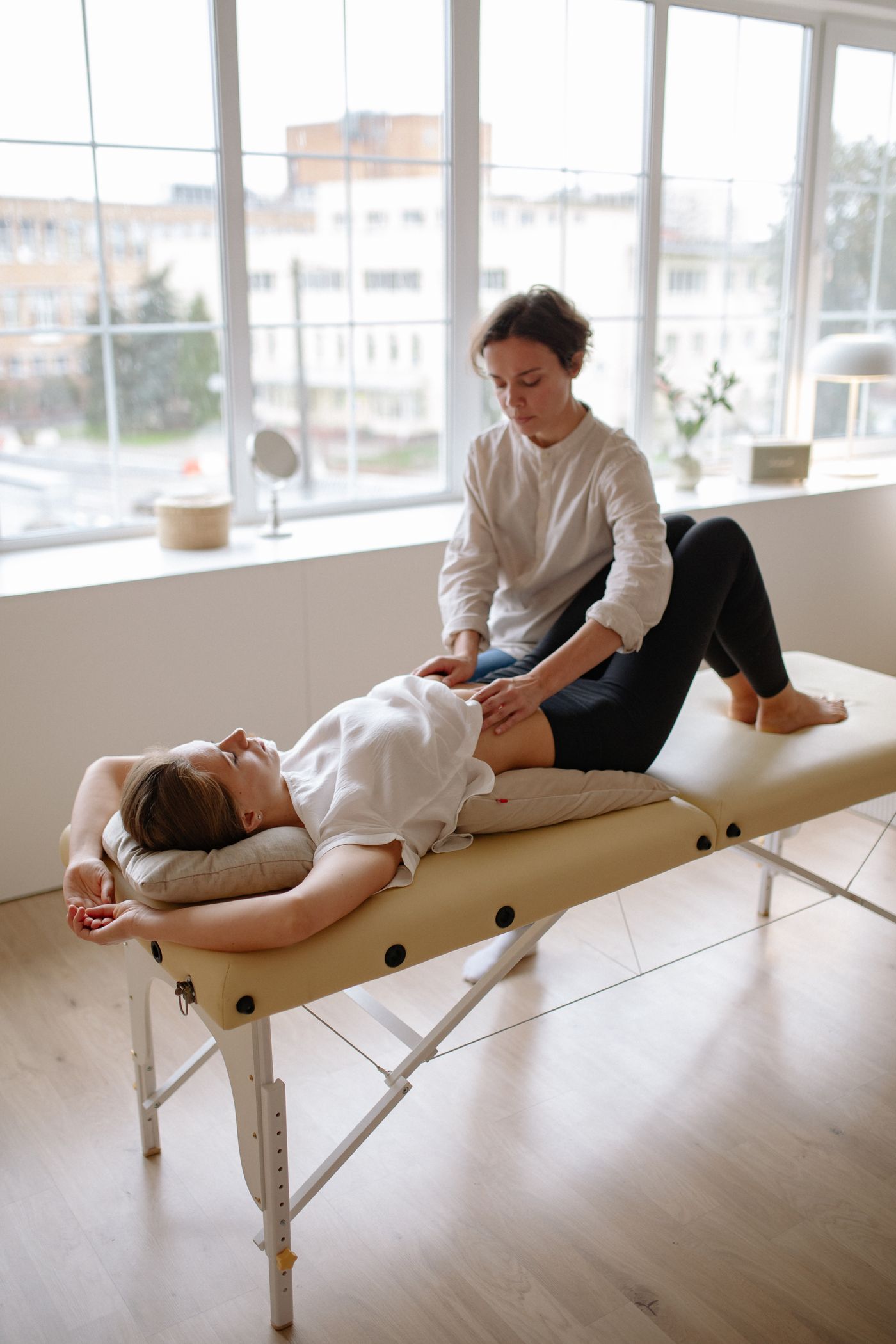 Gestes manuels doux sur l’abdomen illustrant le drainage lymphatique