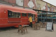 街头餐车的顾客在户外享受城市用餐