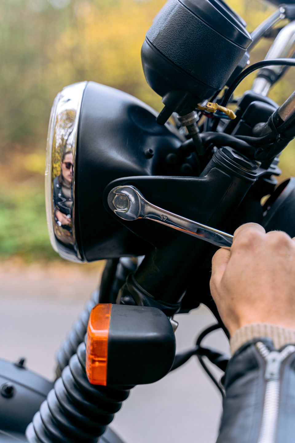 Tangan mekanik mengencangkan baut sepeda motor saat perawatan
