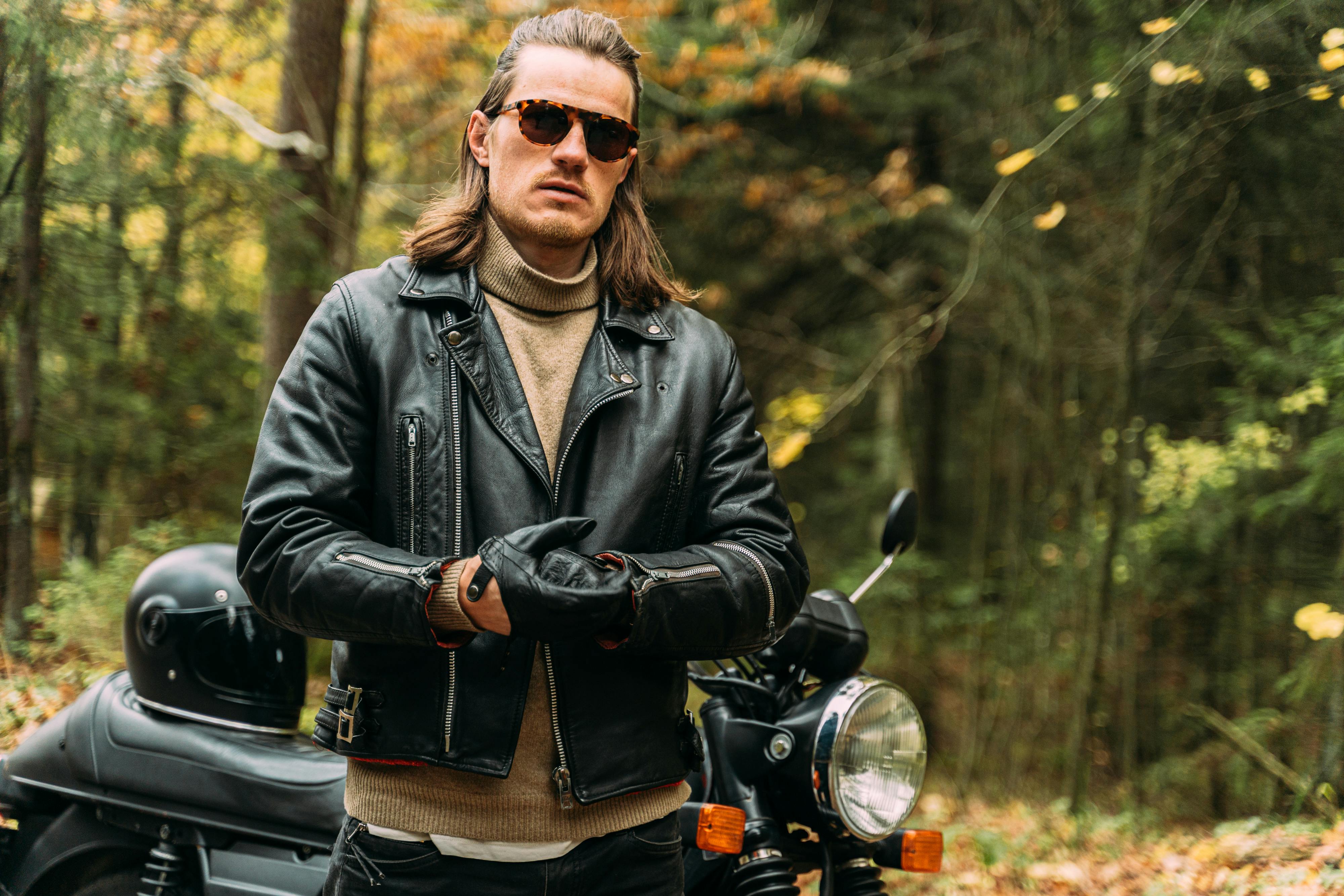 en gafas de sol. hombre de negocios en ropa formal con bicicleta negra está  en la ciudad 8569386 Foto de stock en Vecteezy