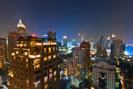 夜晚的城市天际线被现代建筑和鲜艳的灯光照亮