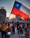 日落时分，圣地亚哥的人群举着智利国旗示威