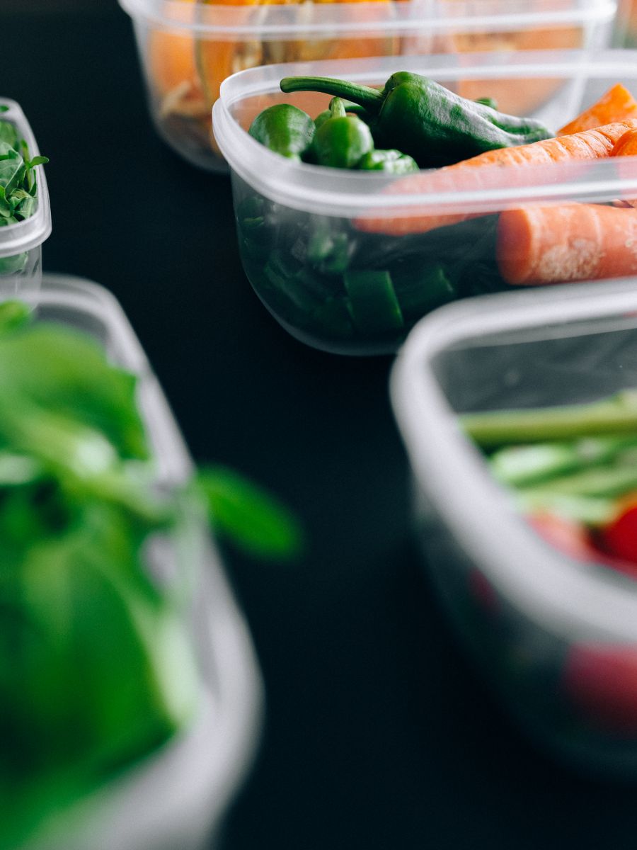 Verduras frescas cortadas y guardadas en recipientes, listas para la semana.