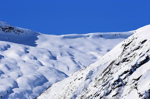 Photos gratuites de ciel bleu, montagne au sommet enneigé