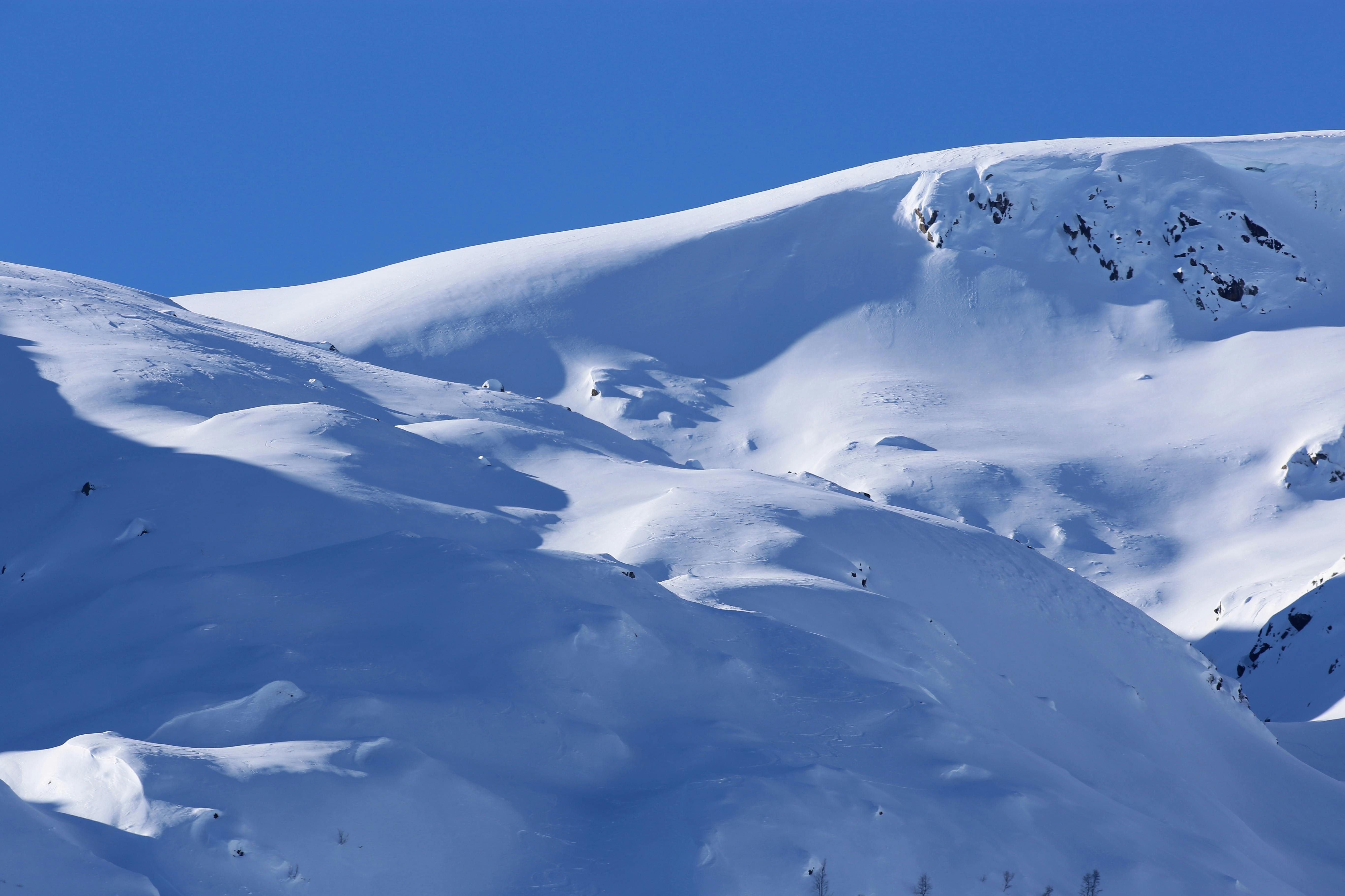 Photo Gratuite De Ciel Bleu Montagne Enneigée Neige