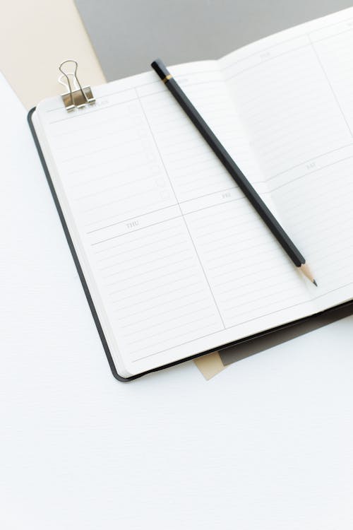 бесплатная Открытый дневник с карандашом на столе Стоковое фото