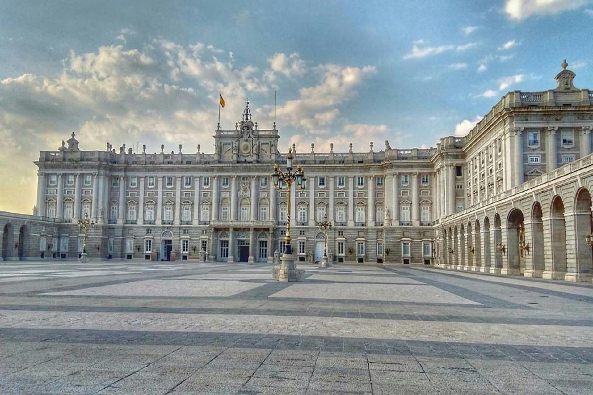 Madrid Unveiled: A Tour to its Best Hotels and Dining Spots