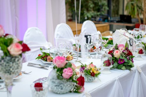 Foto d'estoc gratuïta de arranjament floral, blanc, boda