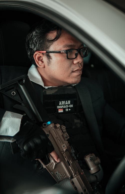 Foto d'estoc gratuïta de agent encobert, arma, conjunt de roba