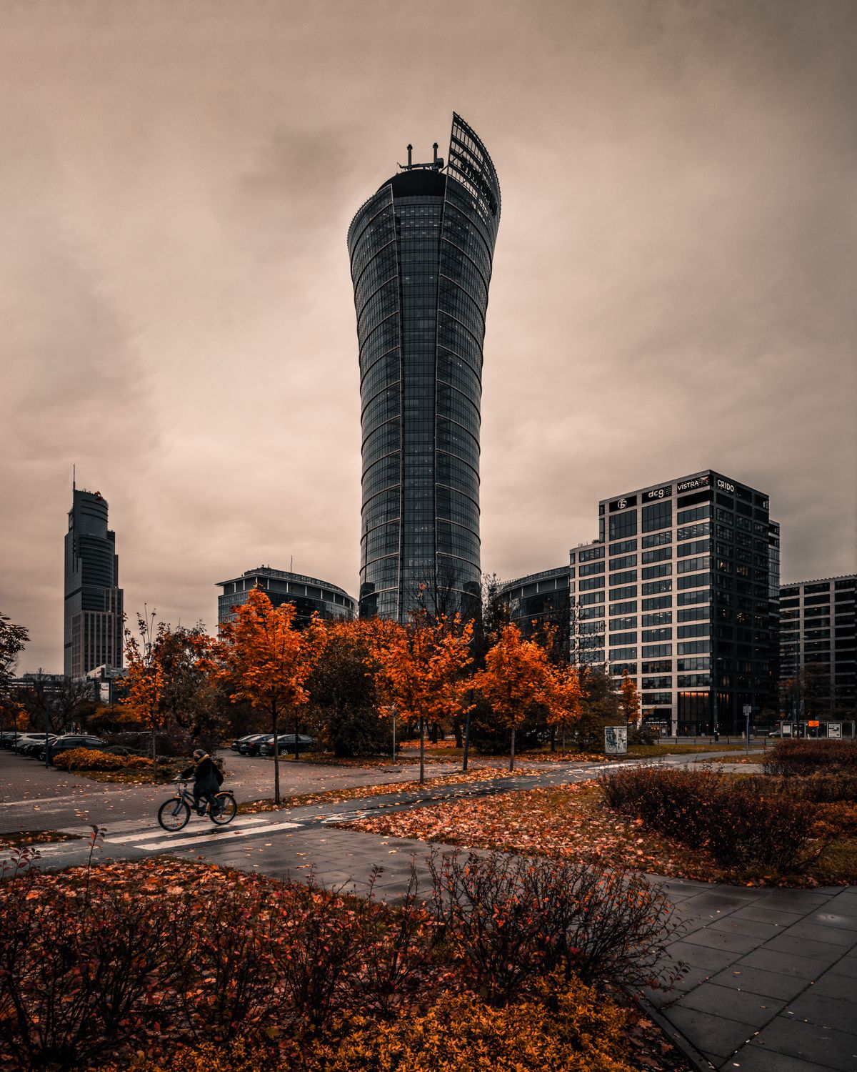 Pochmurne niebo nad zabudową Warszawy jesienią