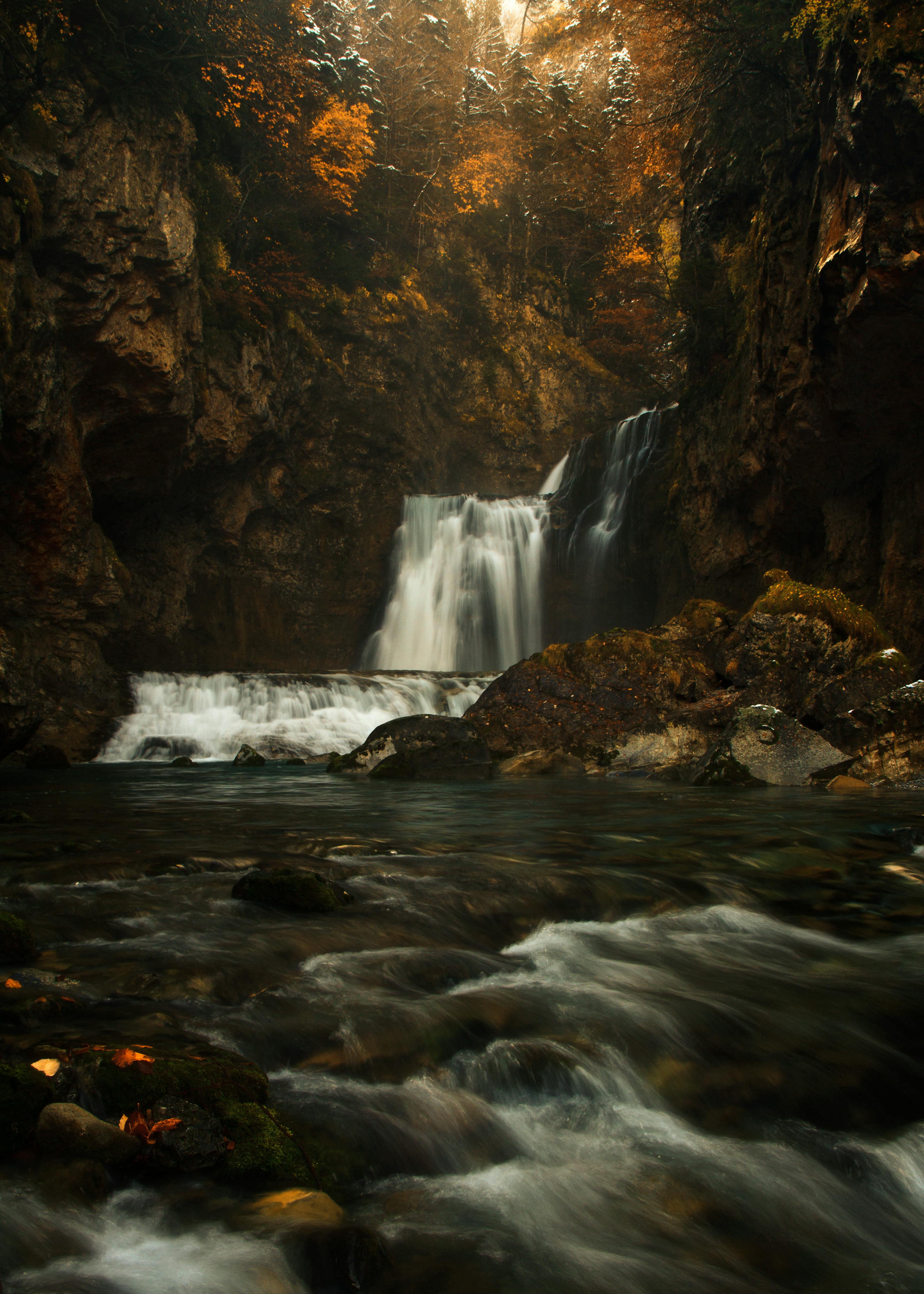以长时间曝光和丰富的泥土色调，捕捉到了阿拉贡秋季森林中令人惊叹的瀑布