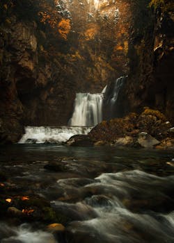 以长时间曝光和丰富的泥土色调，捕捉到了阿拉贡秋季森林中令人惊叹的瀑布