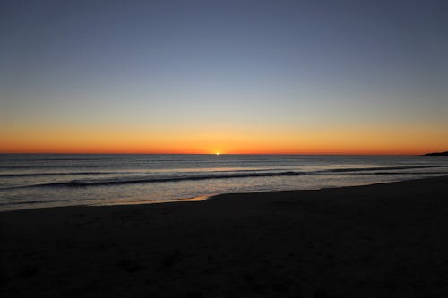 Darmowe zdjęcie z galerii z plaża, świt, wschód słońca