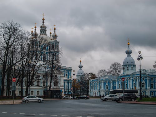 Foto profissional grátis de automóveis, convento smolny, edifícios