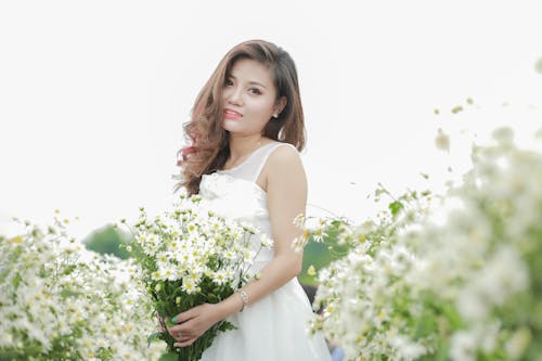 açan çiçekler, Asyalı kadın, bitki örtüsü içeren Ücretsiz stok fotoğraf