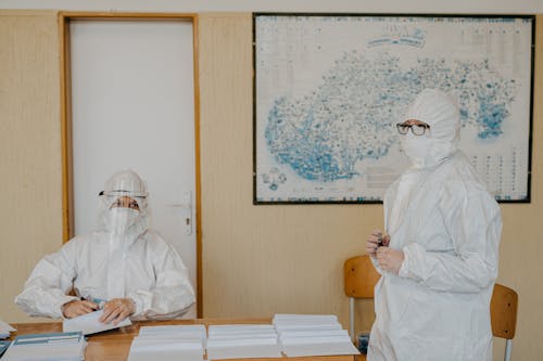 Gratis arkivbilde med covid-19, hazmat dress, innendørs