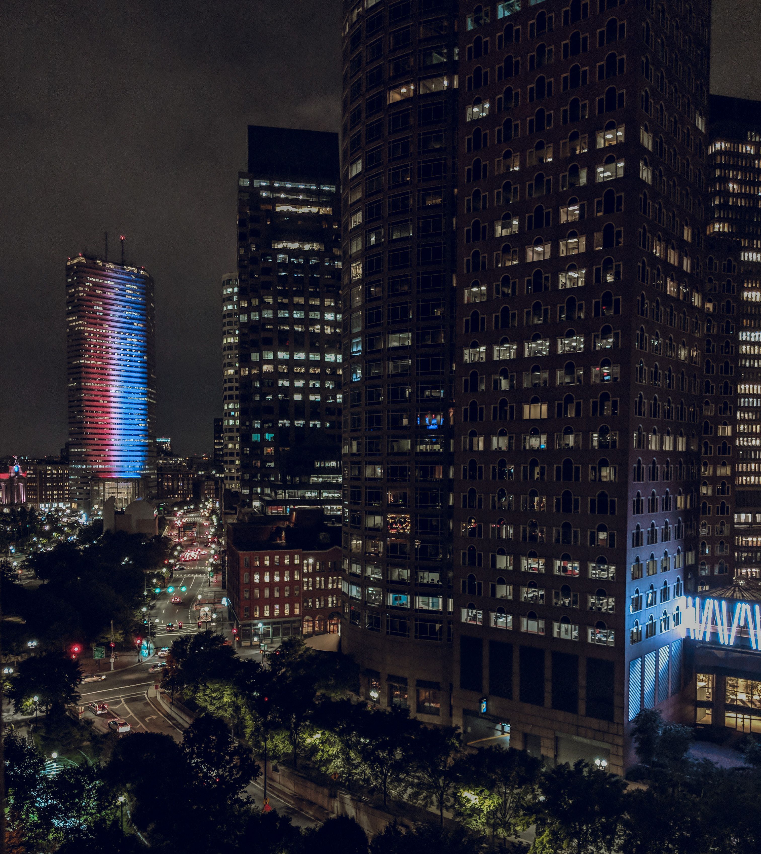 迷人的夜间城市景观，以明亮的摩天大楼和繁华的城市生活为特色