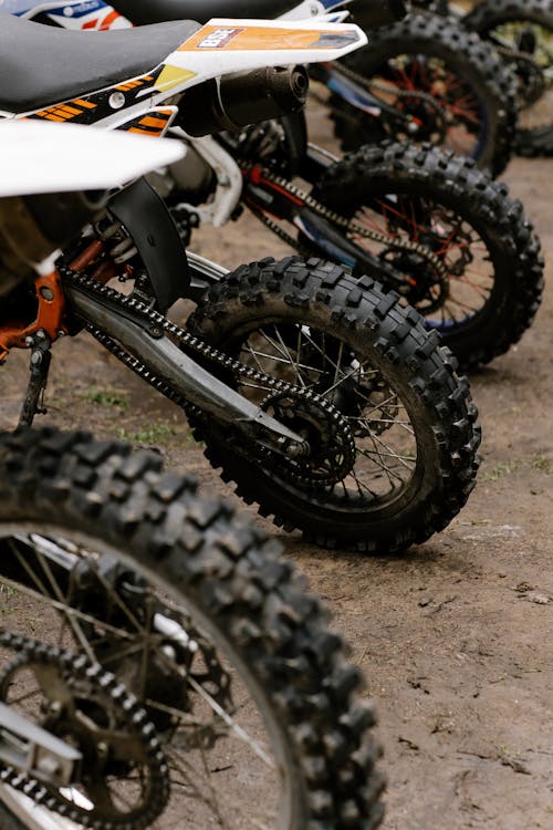 Foto d'estoc gratuïta de aparcat, bicicletes de terra, bicicletes motores