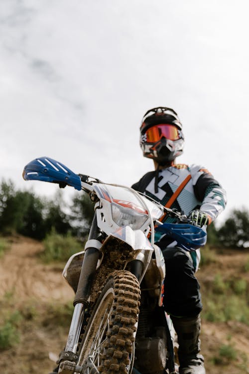 Uomo In Camicia A Maniche Lunghe In Bianco E Nero Equitazione Motocross Dirt Bike