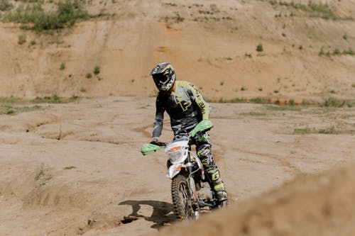 Mann, Der Motocross Dirt Bike Auf Dirt Road Reitet