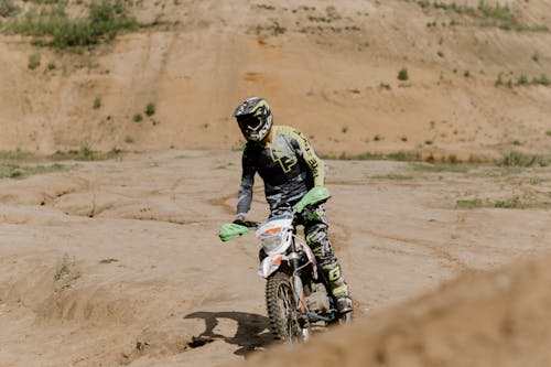 Man Riding Motocross Dirt Bike Sur Route De Terre