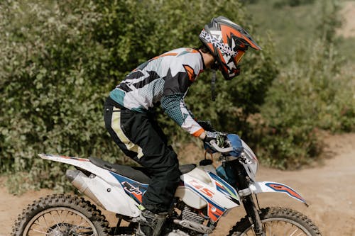 Homme En Costume De Moto Noir Et Blanc équitation Sur Vélo De Sport Rouge Et Blanc