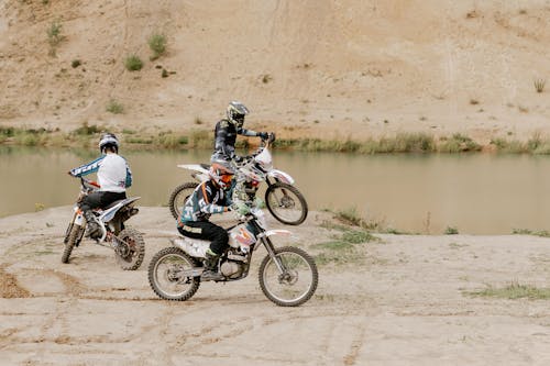 Motokros Dirt Bike Sürme Beyaz Ve Siyah Motosiklet Elbiseli Adam