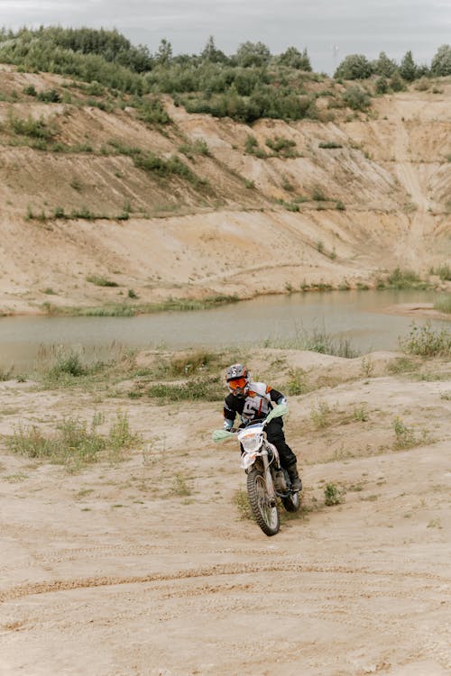 Pria Mengendarai Motorcross Dirt Bike Di Jalan Tanah