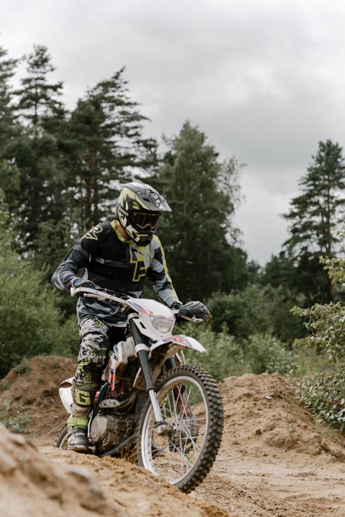 Mann Im Schwarzen Und Weißen Motorradanzug, Der Motocross Dirt Bike Reitet