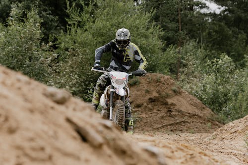 Pria Mengendarai Motorcross Dirt Bike Di Jalan Tanah