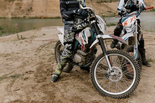 Mann Im Schwarzen Und Grauen Motorradanzug, Der Auf Motocross Dirt Bike Reitet
