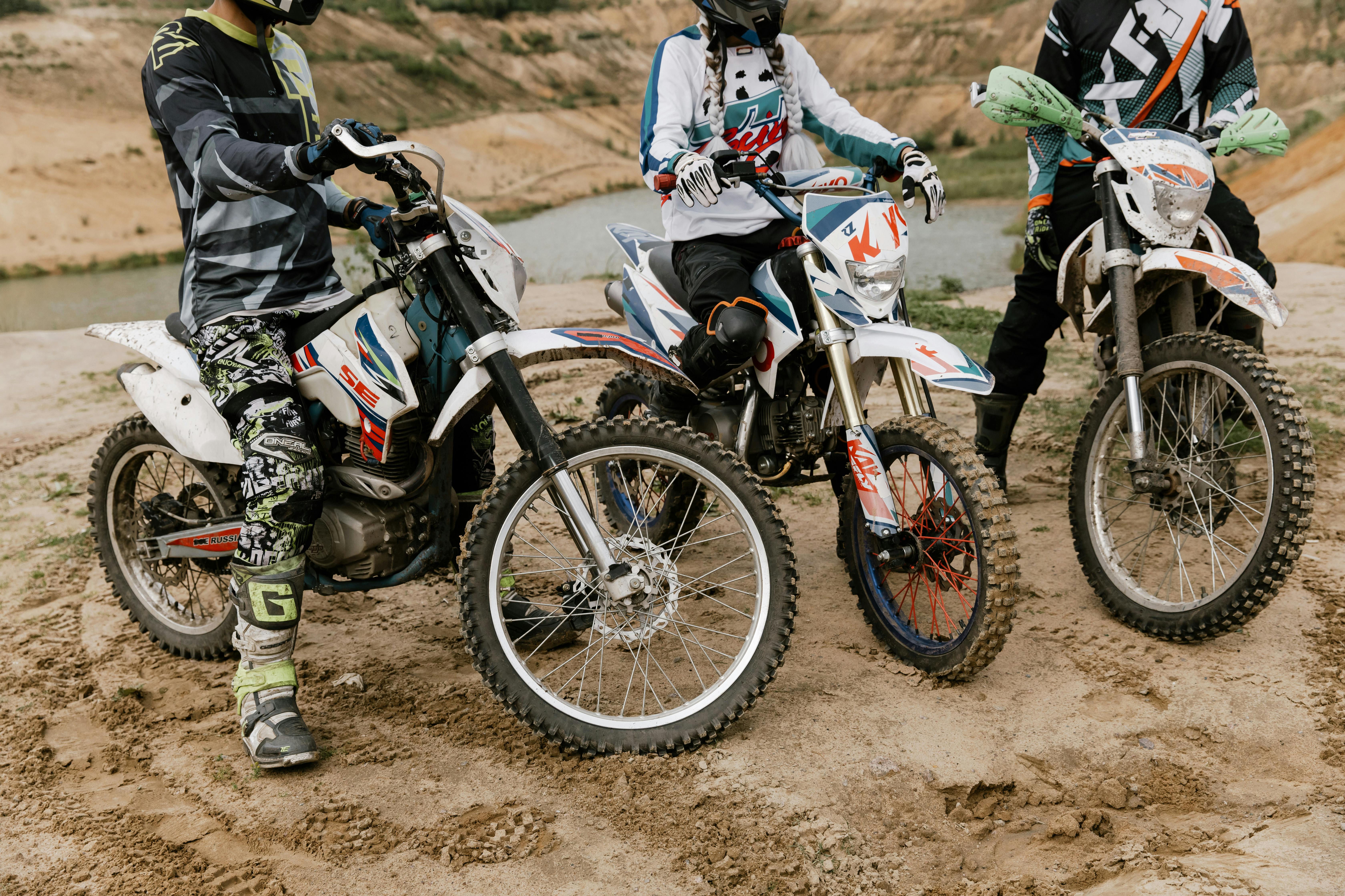 Hombre En Traje De Moto Verde Y Blanco Montando Motocross Dirt Bike · Foto  de stock gratuita