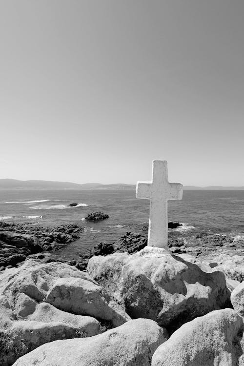 Darmowe zdjęcie z galerii z czarno-biały, krzyż, monochromatyczny