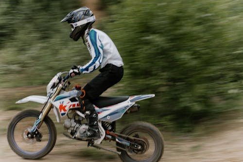 Pria Dengan Jaket Putih Dan Hitam Mengendarai Motorcross Dirt Bike