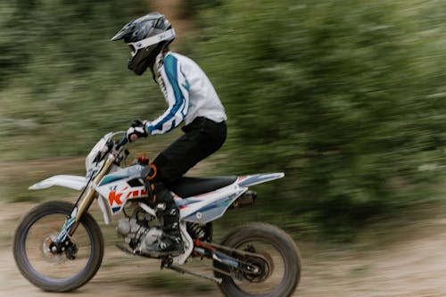 モトクロスダートバイクに乗って白と黒のジャケットの男