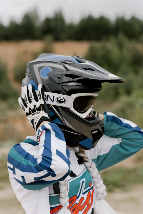 Hombre De Chaqueta Azul Y Blanca Con Casco