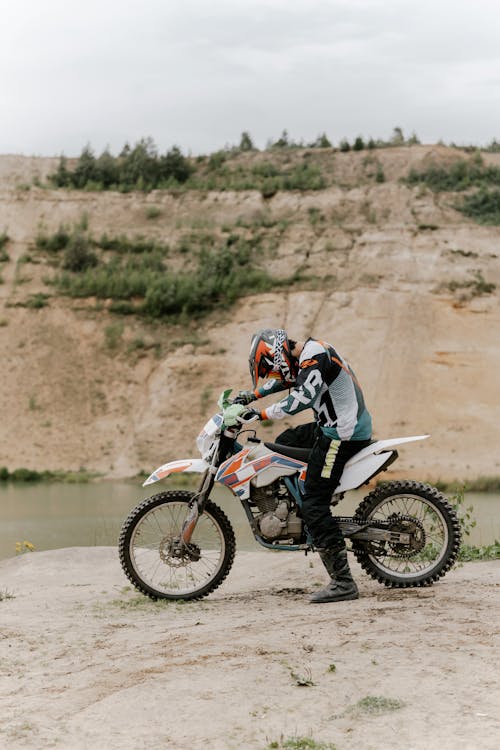 Hombre En Traje De Moto Blanco Y Negro Montando Motocross Dirt Bike