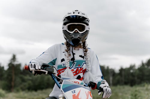 Hombre En Casco De Motocross Blanco Y Rojo Montando Moto De Cross De Motocross Blanco Y Rojo