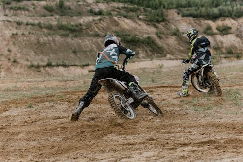 Hombre En Traje De Motocross Blanco Y Negro Montando Moto De Cross De Motocross