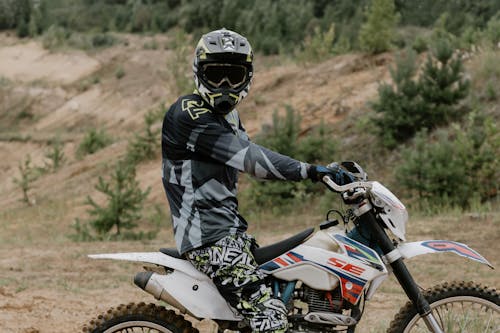 Hombre De Chaqueta Negra Y Gris Montando Motocicleta Roja Y Negra