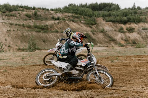 Hombre Montando Motocross Dirt Bike En Camino De Tierra