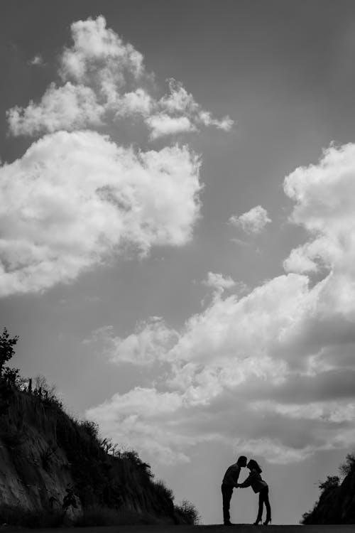 Darmowe zdjęcie z galerii z całowanie, chmury, czarno-biały