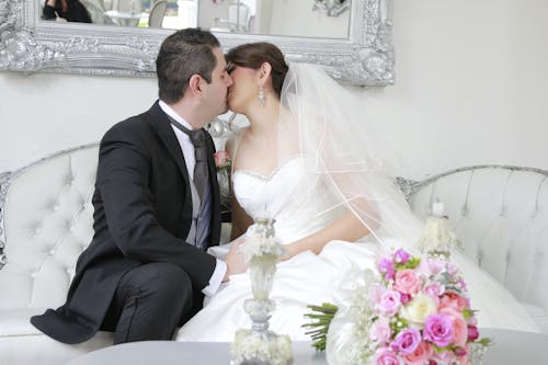 Ingyenes stockfotó csók, csokor, esküvő témában Stockfotó