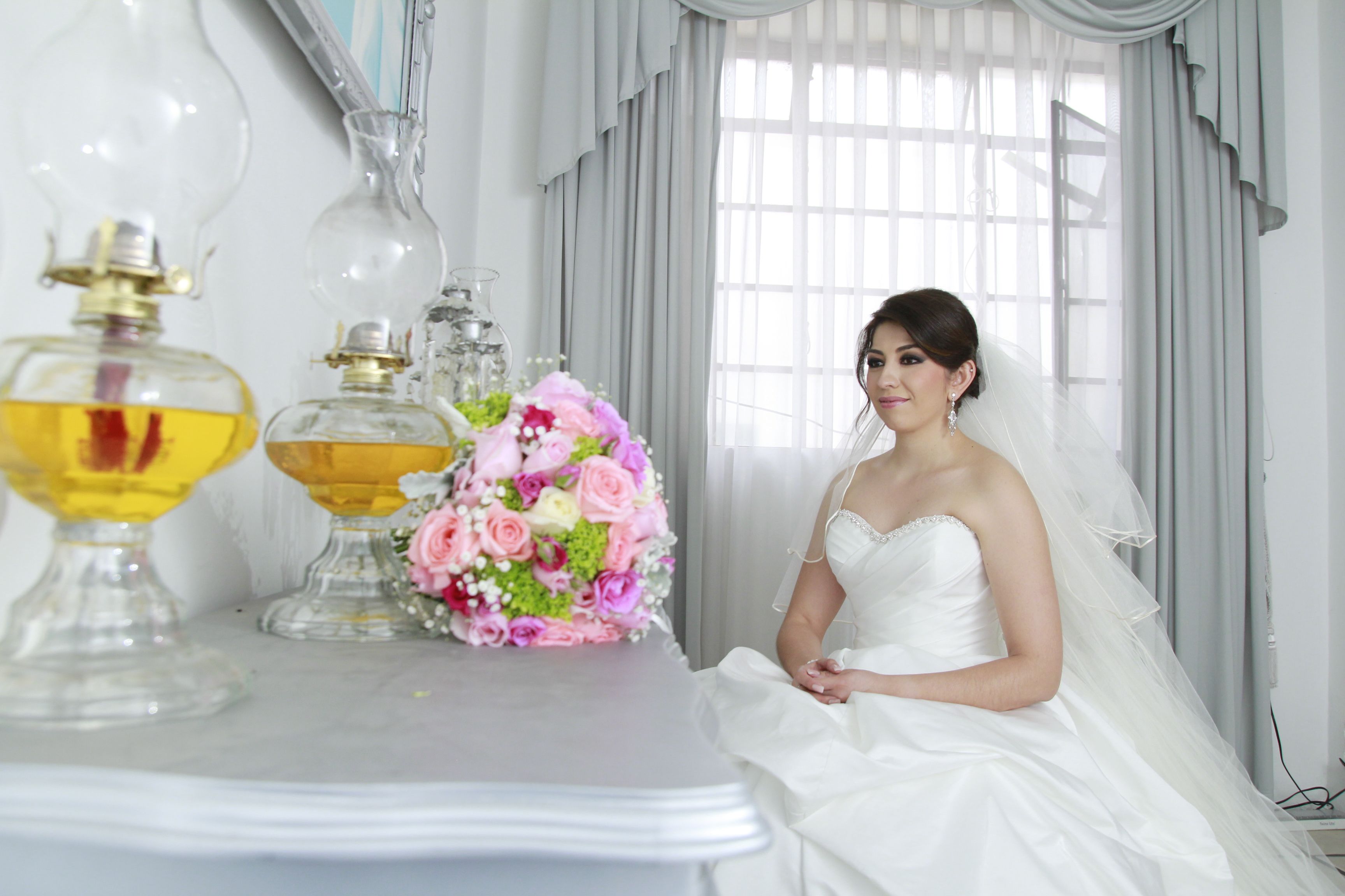 Trang điểm cô dâu tông trầm sang trọng cho da dầu — Hà Nội