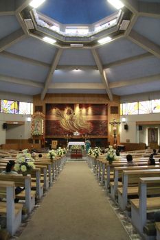 教堂内部优雅地布置了婚礼仪式和花卉