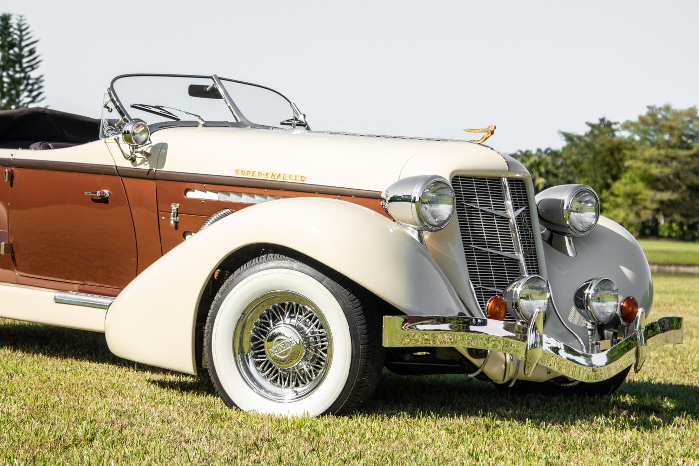 Vintage Rolls Royce convertible — photography by Howard Rapp, available free on Pexels