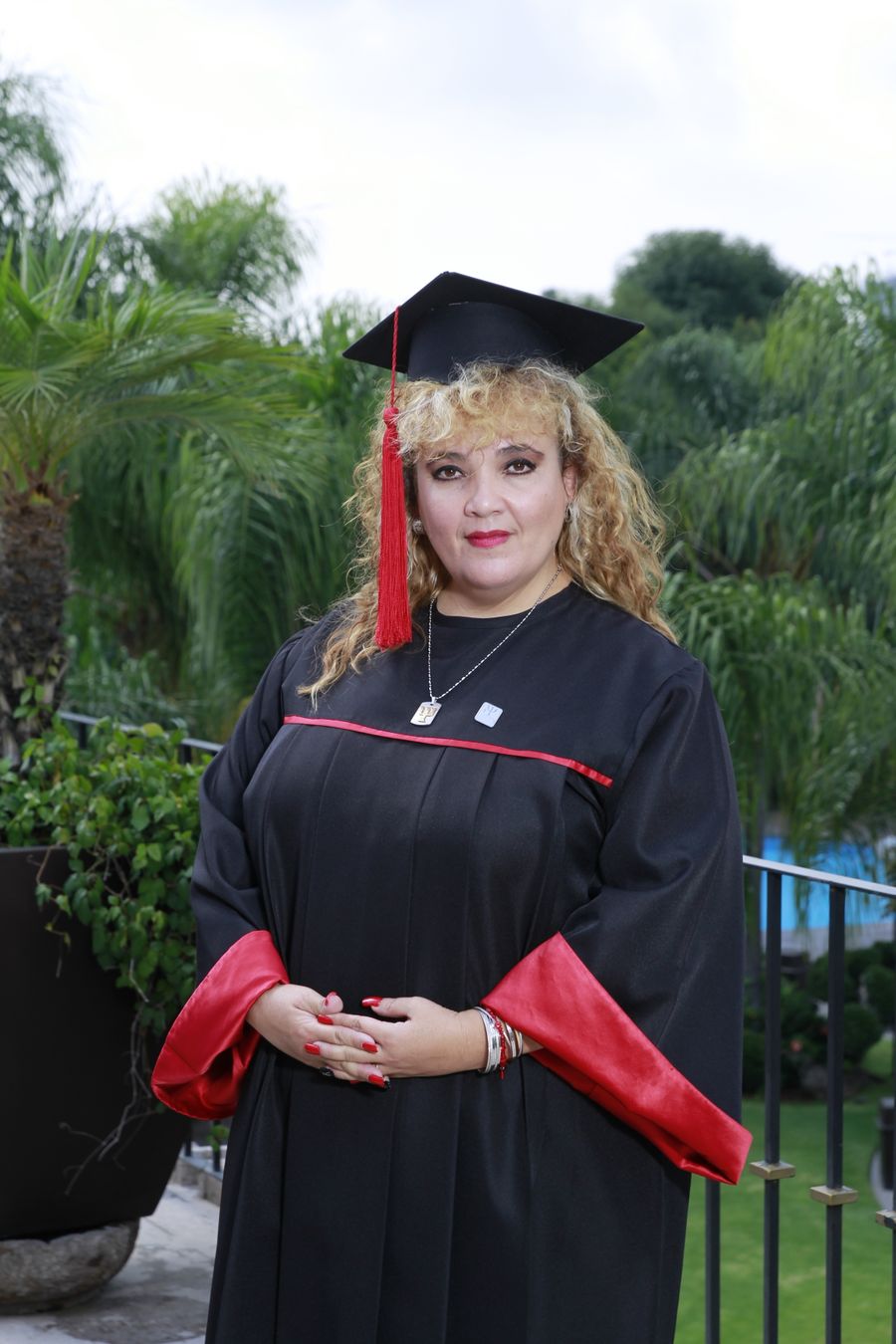 Graduada sonriente con toga