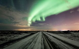 Northern lights over a snowy road in Iceland — Gylfi Gylfason on Pexels