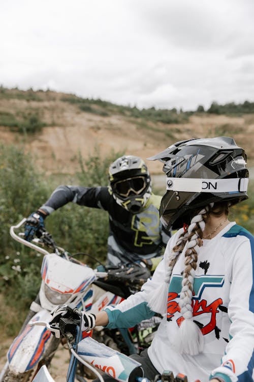 Gratuit Homme En Chemise Blanche Et Rouge à Cheval Sur Le Motocross Dirt Bike Photos
